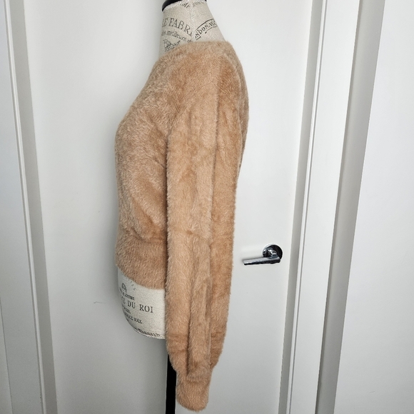 Aritzia crop kitten sweater - Picture 3 of 11